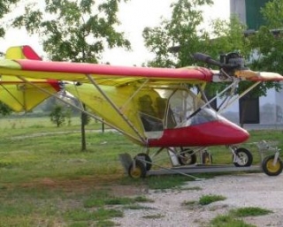  Ein Ultraleichtflugzeug